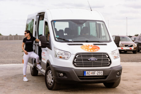 Best Parking transzfer kisbusz a reptéri parkoló kisokos főszereplője